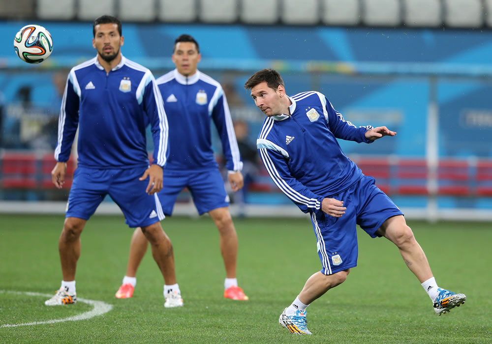Buzo Adidas entrenamiento Argentina 2014 (M)